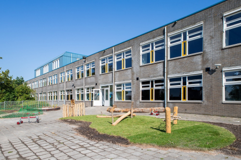 Buitenaanzicht gebouw en speelplaats