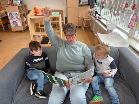 Pedagogisch professional Mirjam leest kinderen van de peuterspeelgroep voor