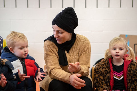 pedagogisch professional telt op vingers met kind