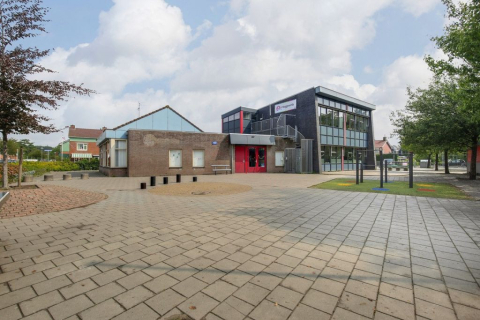 buitenruimte met gebouw van Het Koggeschip