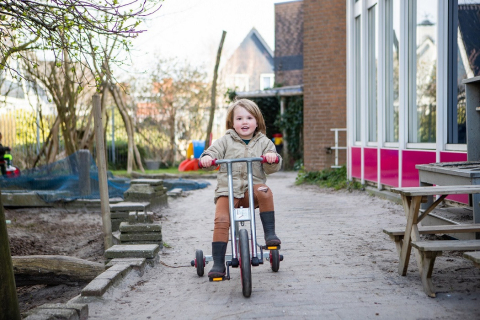 jongen op de fiets