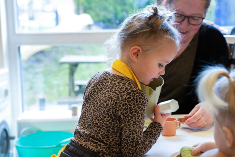 Kinderen en pedagogisch professional spelen met speelservice