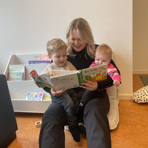 Simone leest 2 kinderen voor
