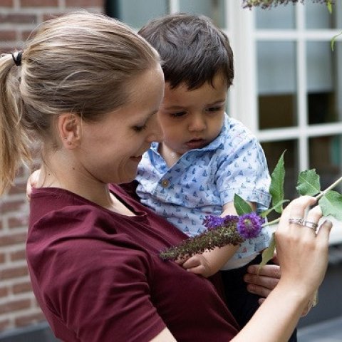 foto pedagogisch medewerker met kind