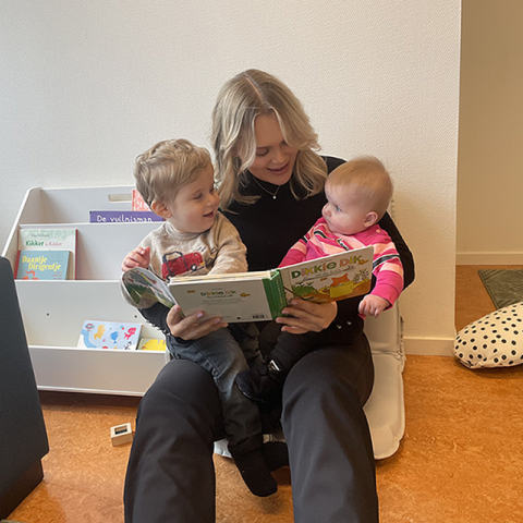 Simone leest een baby en peuter voor