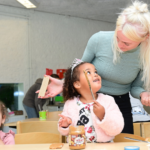 Zelf een cracker met pindakaas smeren
